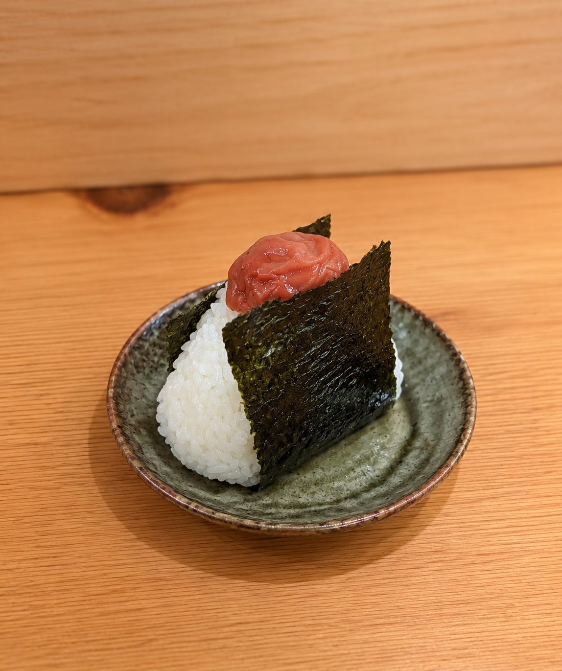 店主がにぎる梅干しのおむすび